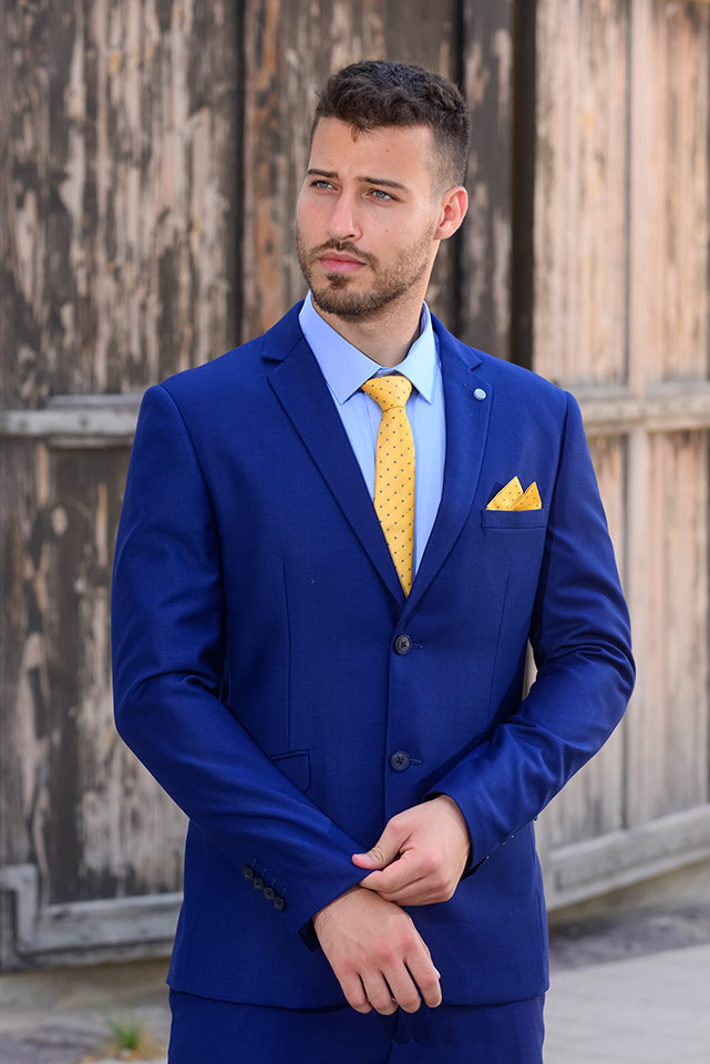חליפת חתן קלאסית בצבעי כחול עם עניבה צהובה