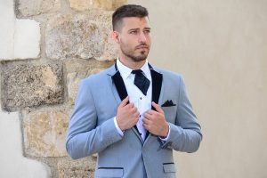 חליפת חתן מעוצבת בהירה עם צווארון ג'קט כפול