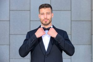 חליפת חתן מעוצבת בצבע שחור עם חולצה לבנה ופפיון